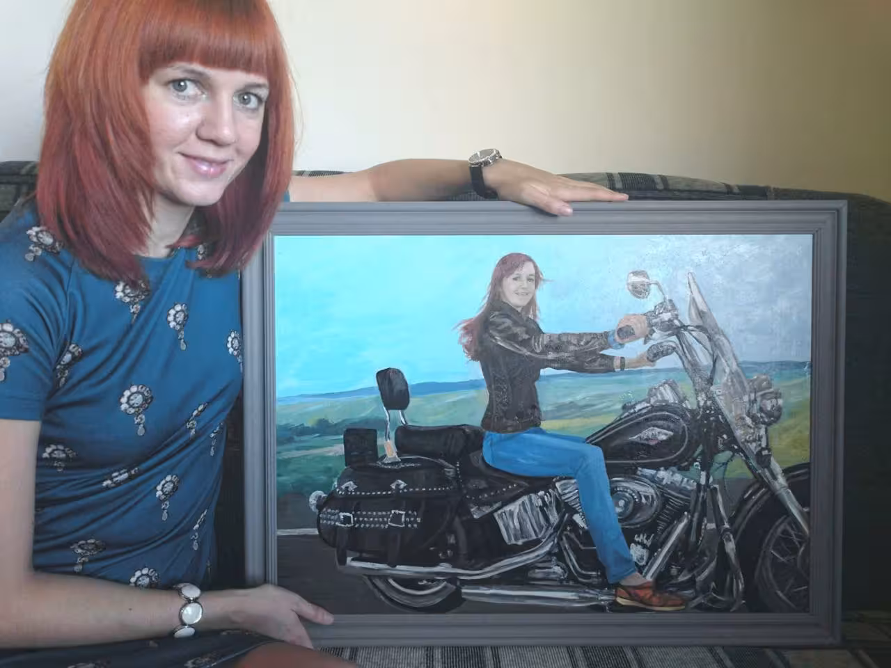 Счастливый клиент с картиной 1