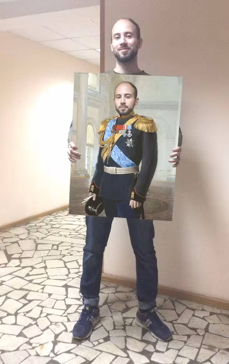 Счастливый клиент с картиной 12