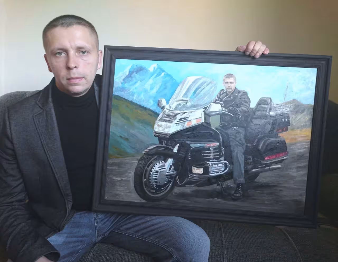 Счастливый клиент с картиной 2