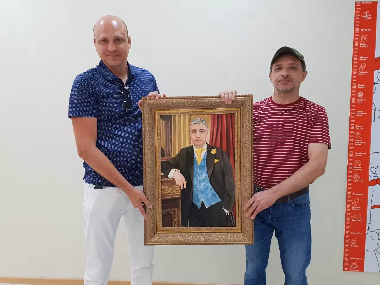 Счастливый клиент с картиной 4