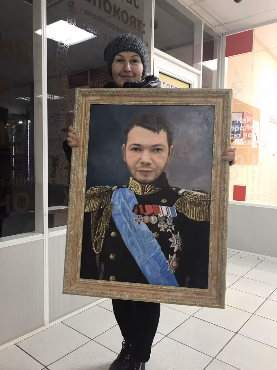 Счастливый клиент с картиной 8